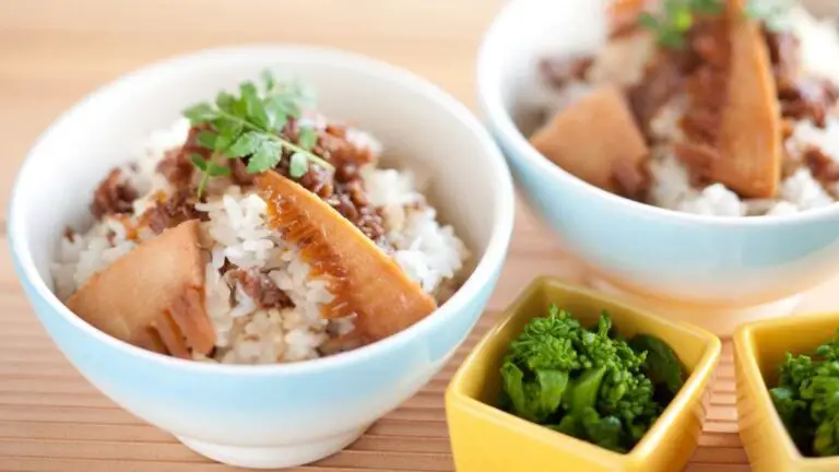 Bamboo shoot and beef cooked rice recipe