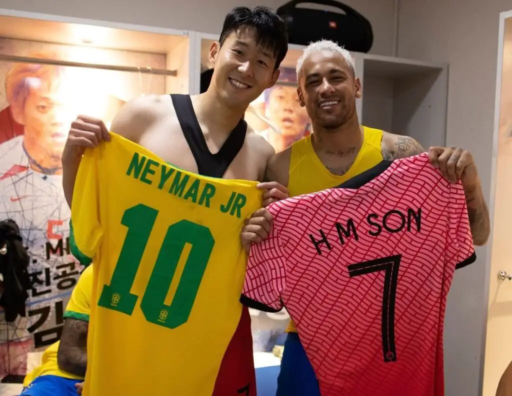 Son Heung-min and Neymar are smiling broadly after exchanging uniforms. /cbf_futebol Instagram