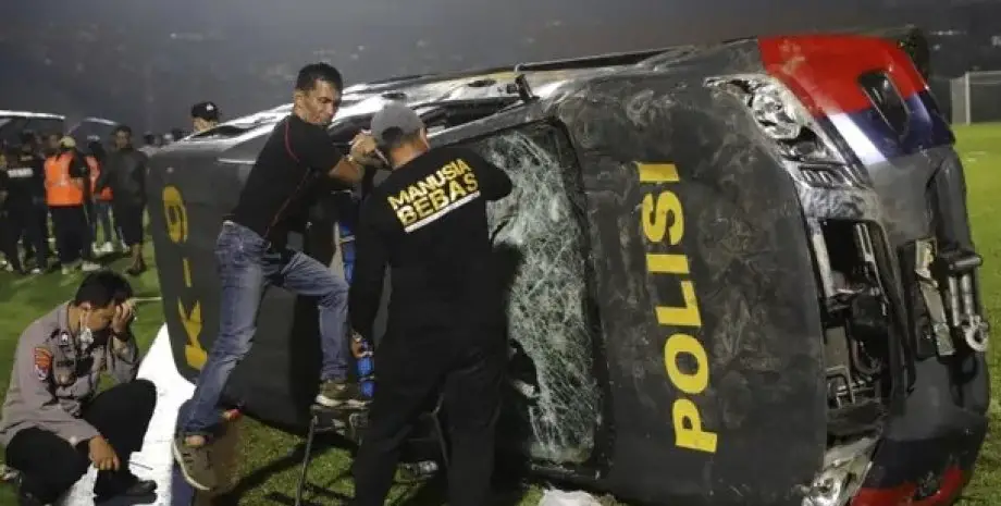 Death football: 129 killed in Indonesian stadium riots (video)